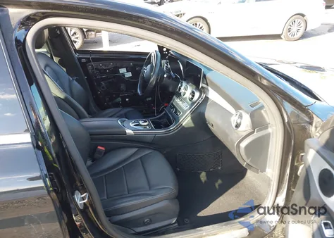 2021 Mercedes-Benz C 300 Sedan z USA, uszkodzony, nr VIN W1KWF8DB7MR638840